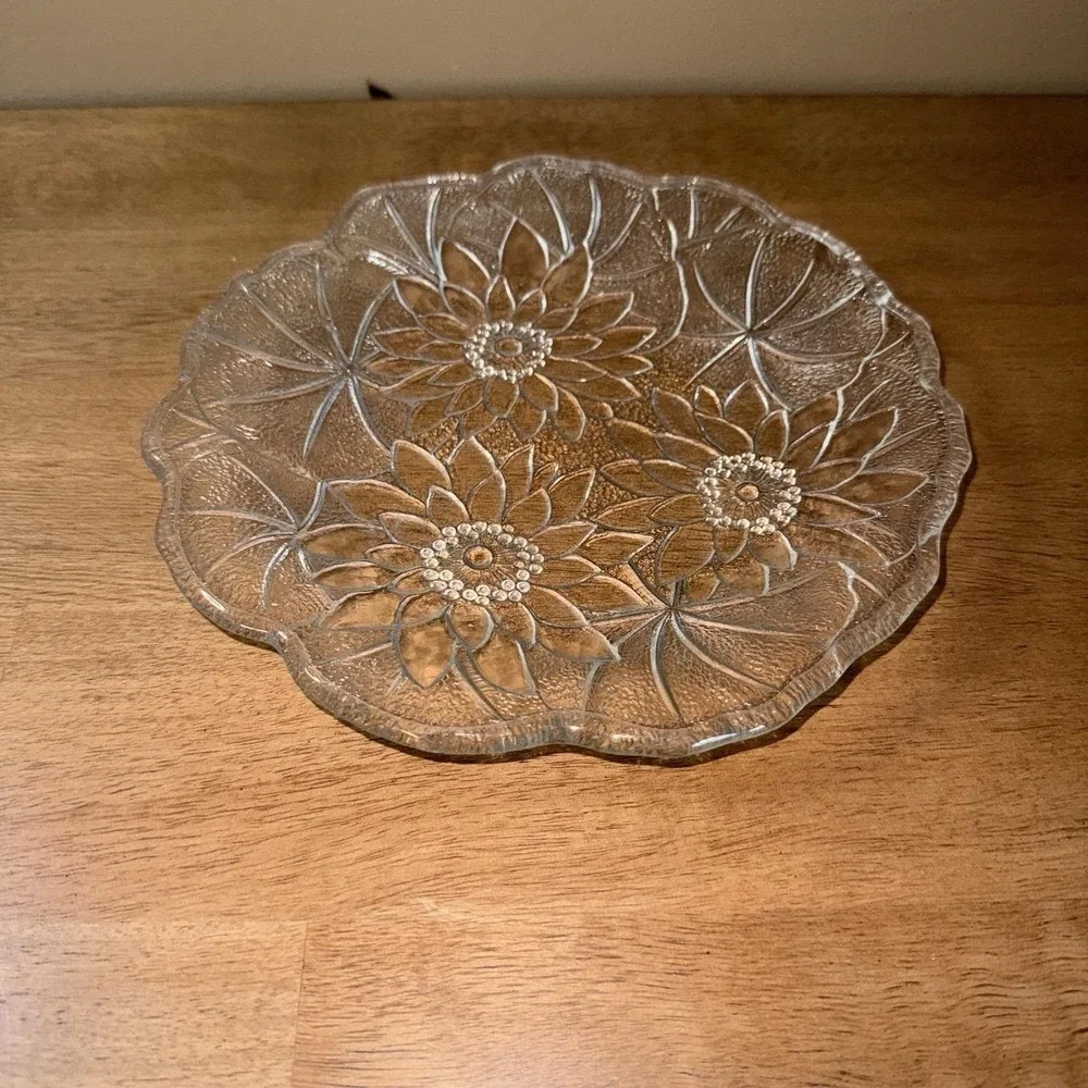 Vintage Clear Pressed Glass Sunflower Plate Scalloped Edge Textured Floral 8.25